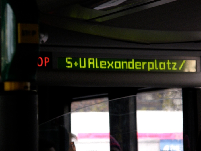 Seuraava pysäkki: Alexanderplatz.